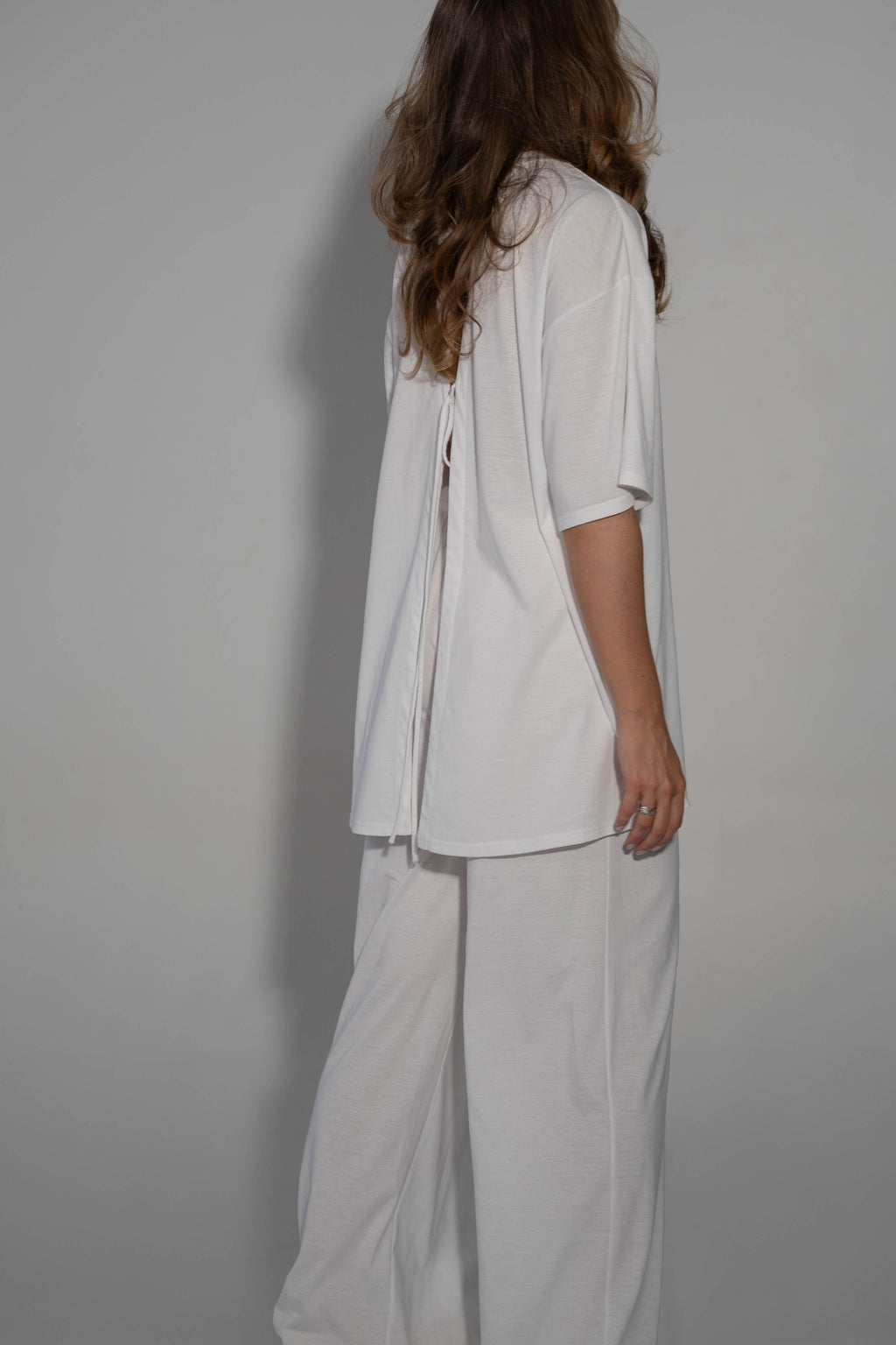 T-krekls ar atvērtu muguras daļu