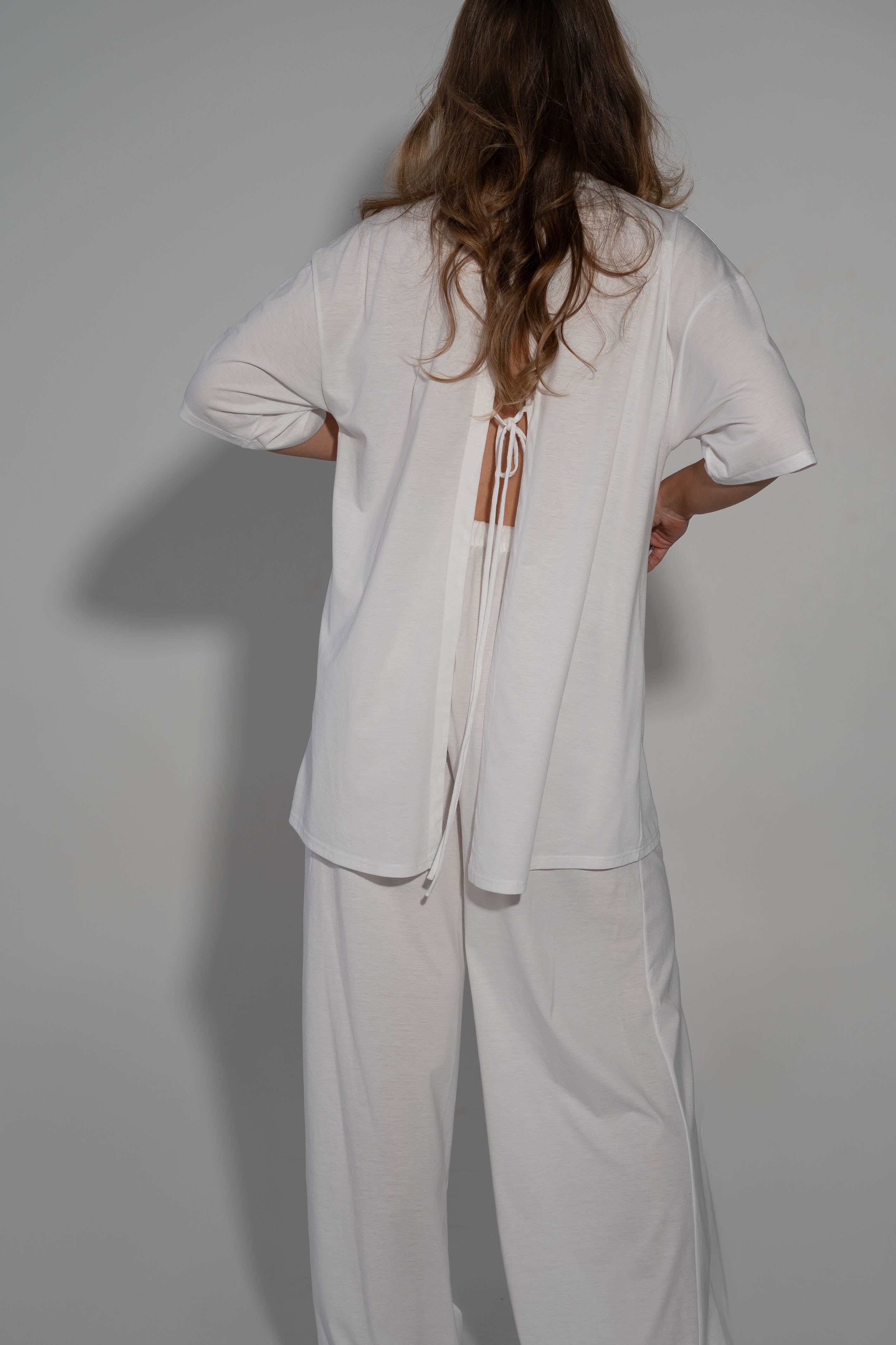 T-krekls ar atvērtu muguras daļu