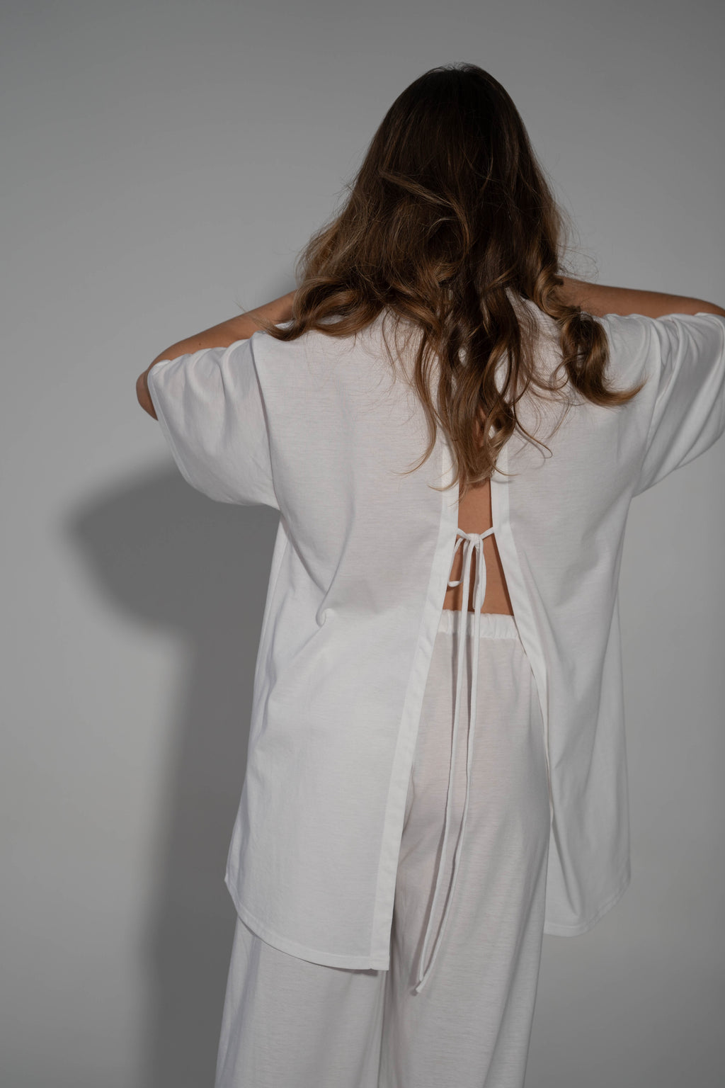 T-krekls ar atvērtu muguras daļu