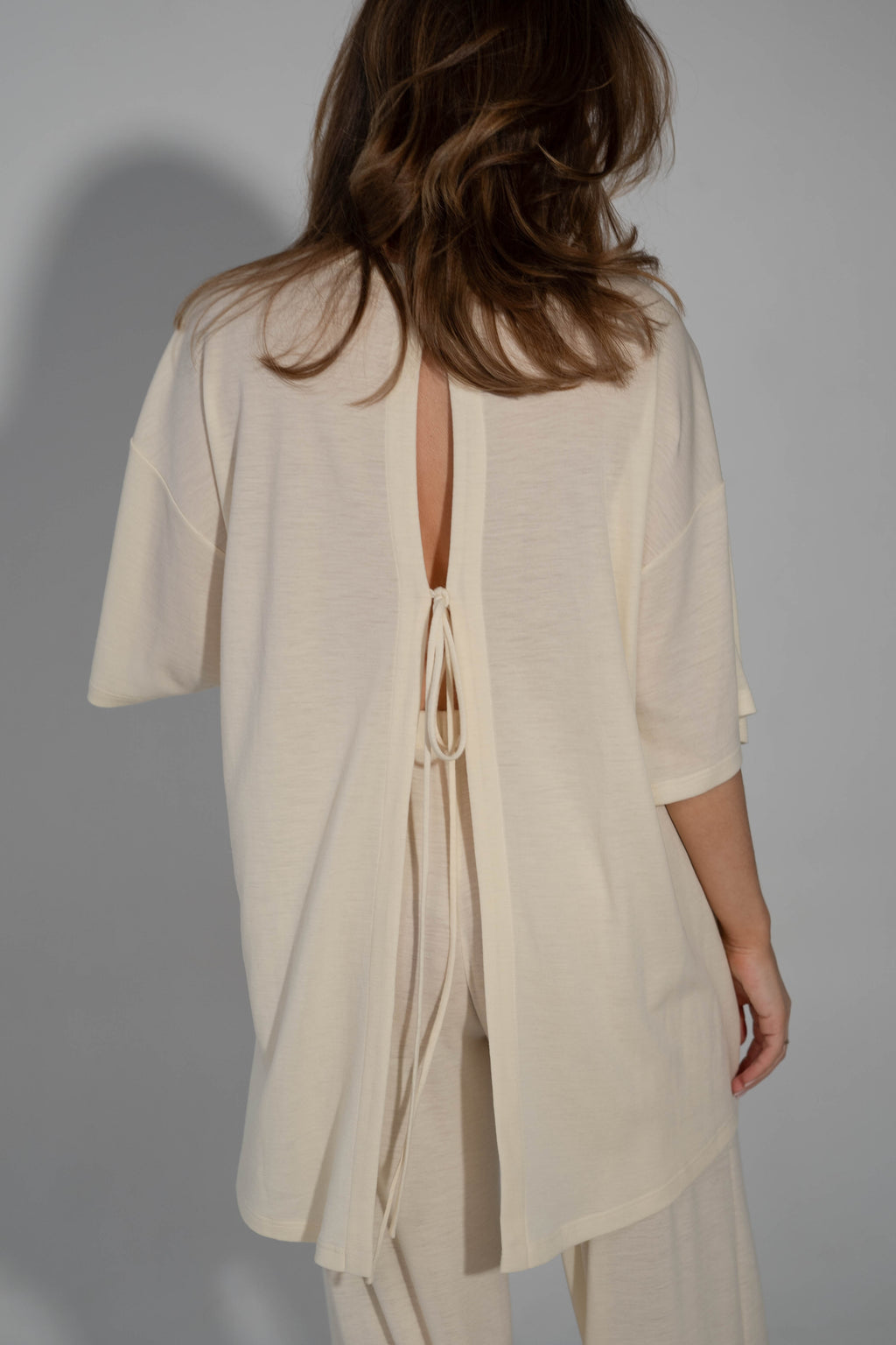 Merino vilnas T-krekls ar atvērtu muguru