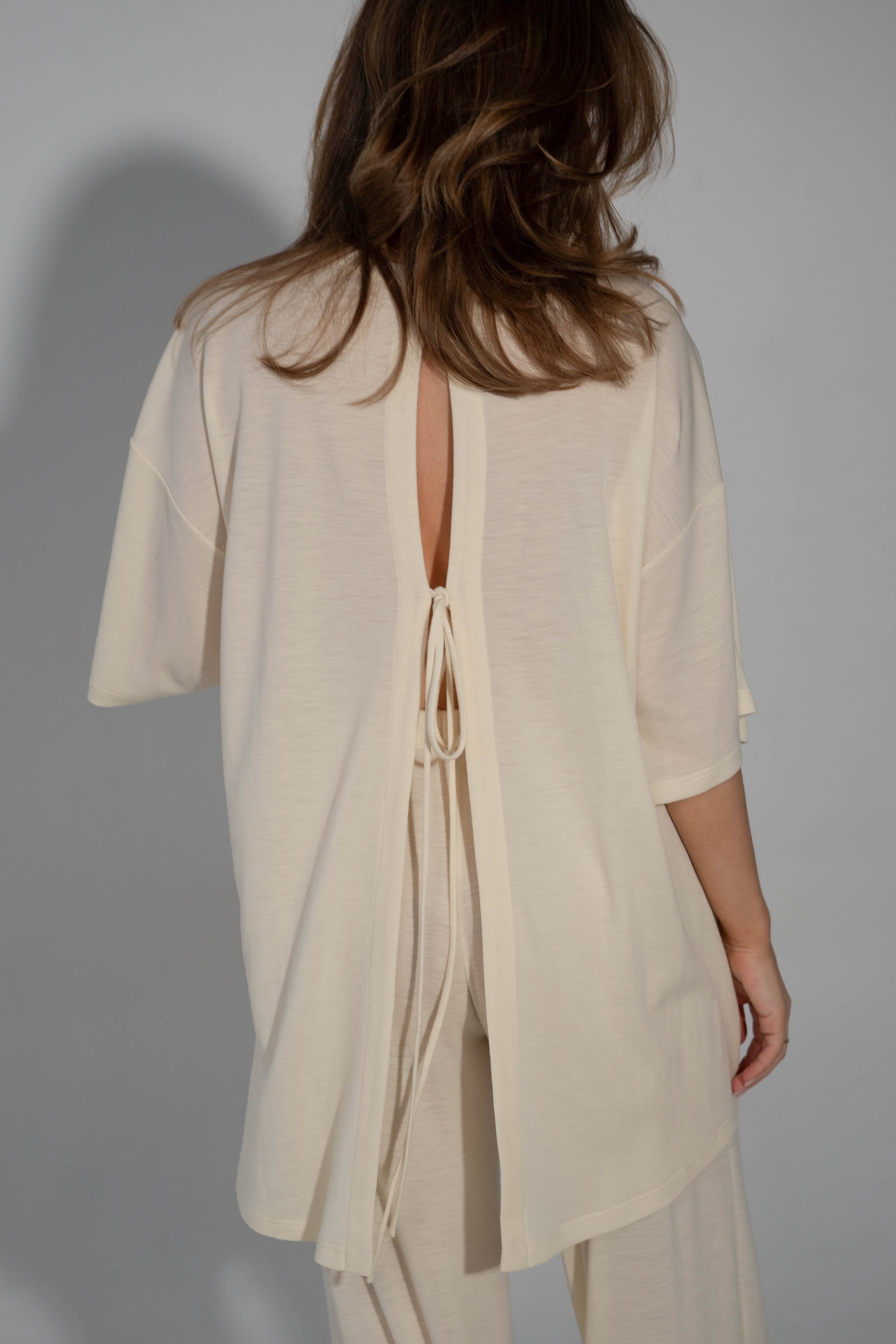 Merino vilnas T-krekls ar atvērtu muguru