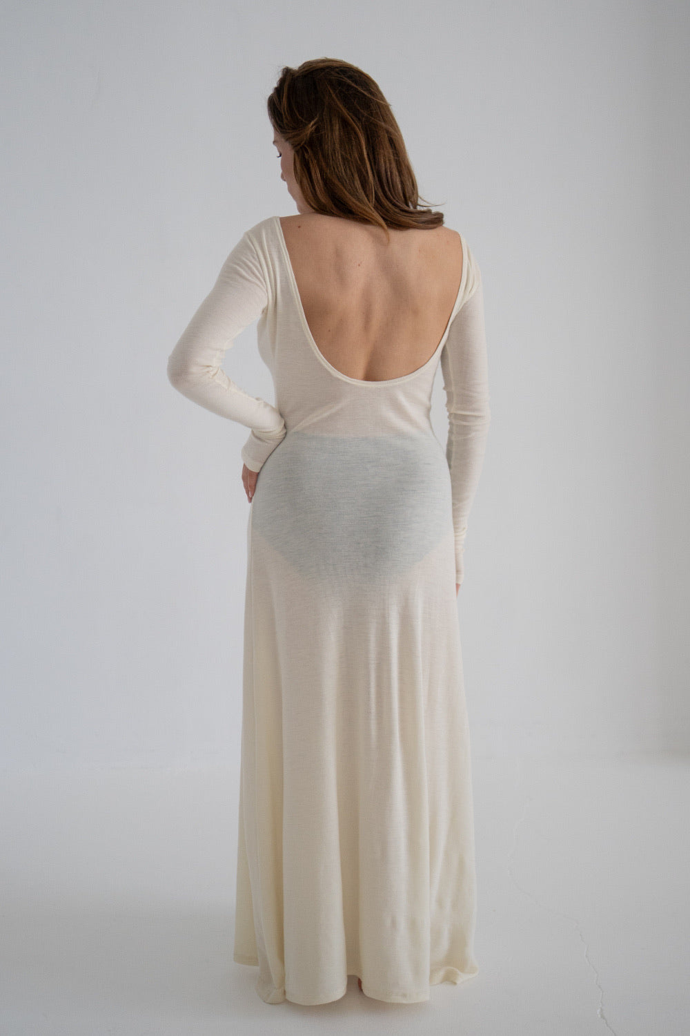 Merino kleita ar izgriezumu uz muguras