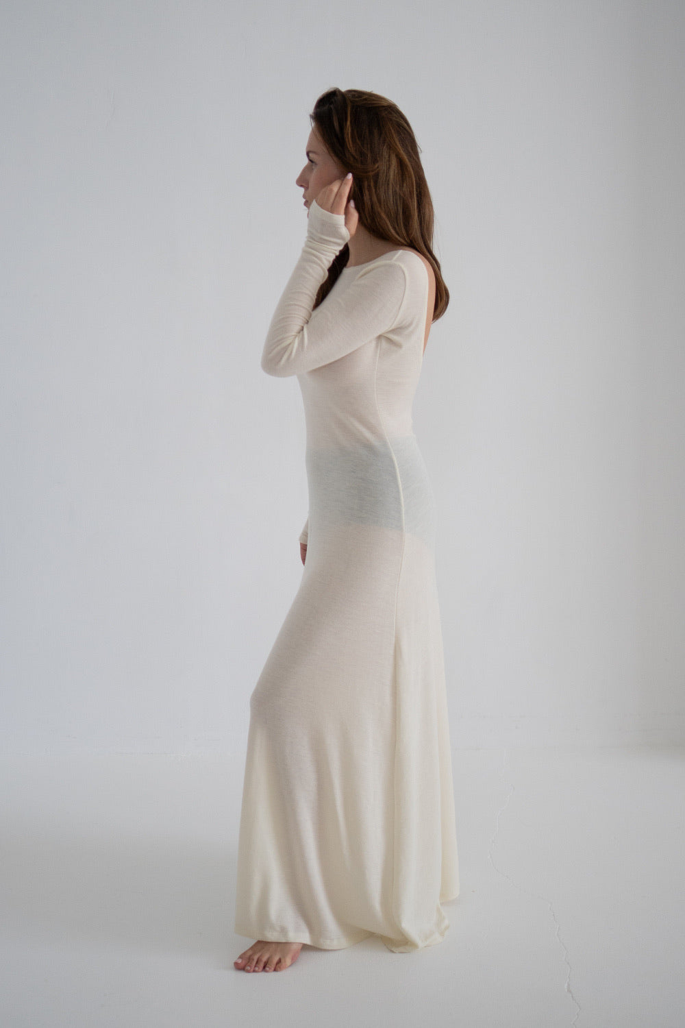 Merino kleita ar izgriezumu uz muguras