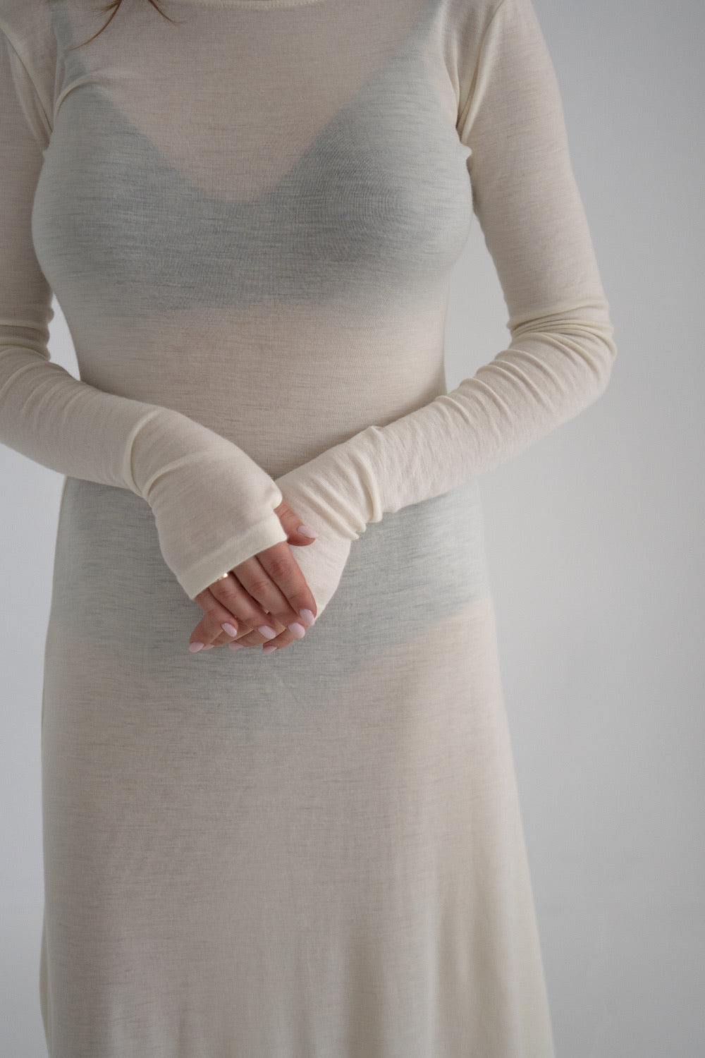 Merino kleita ar izgriezumu uz muguras