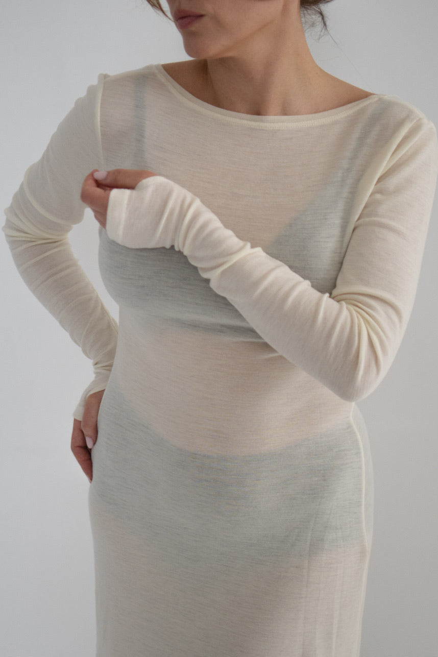 Merino kleita ar izgriezumu uz muguras