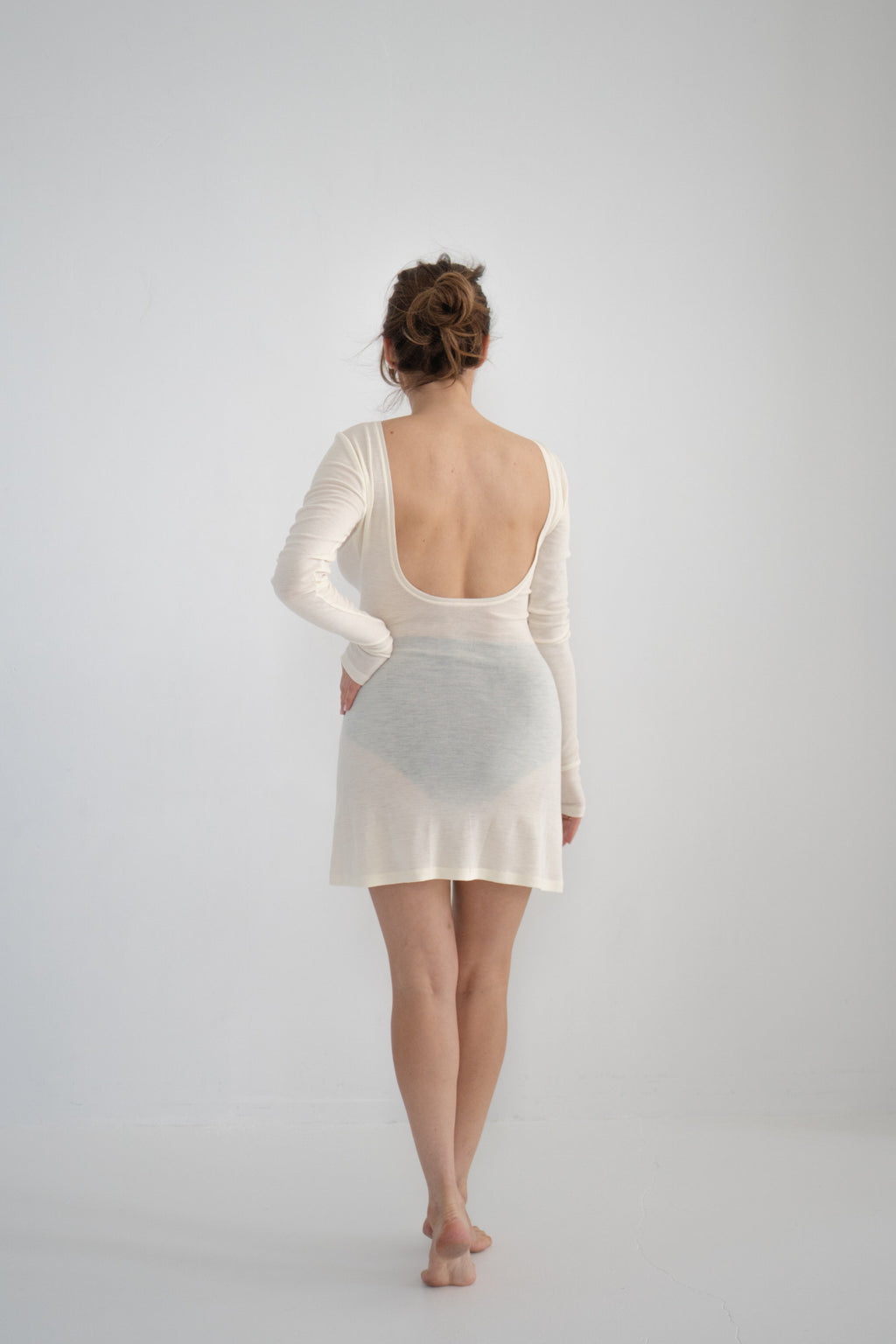 Merino mini kleita ar izgriezumu uz muguras