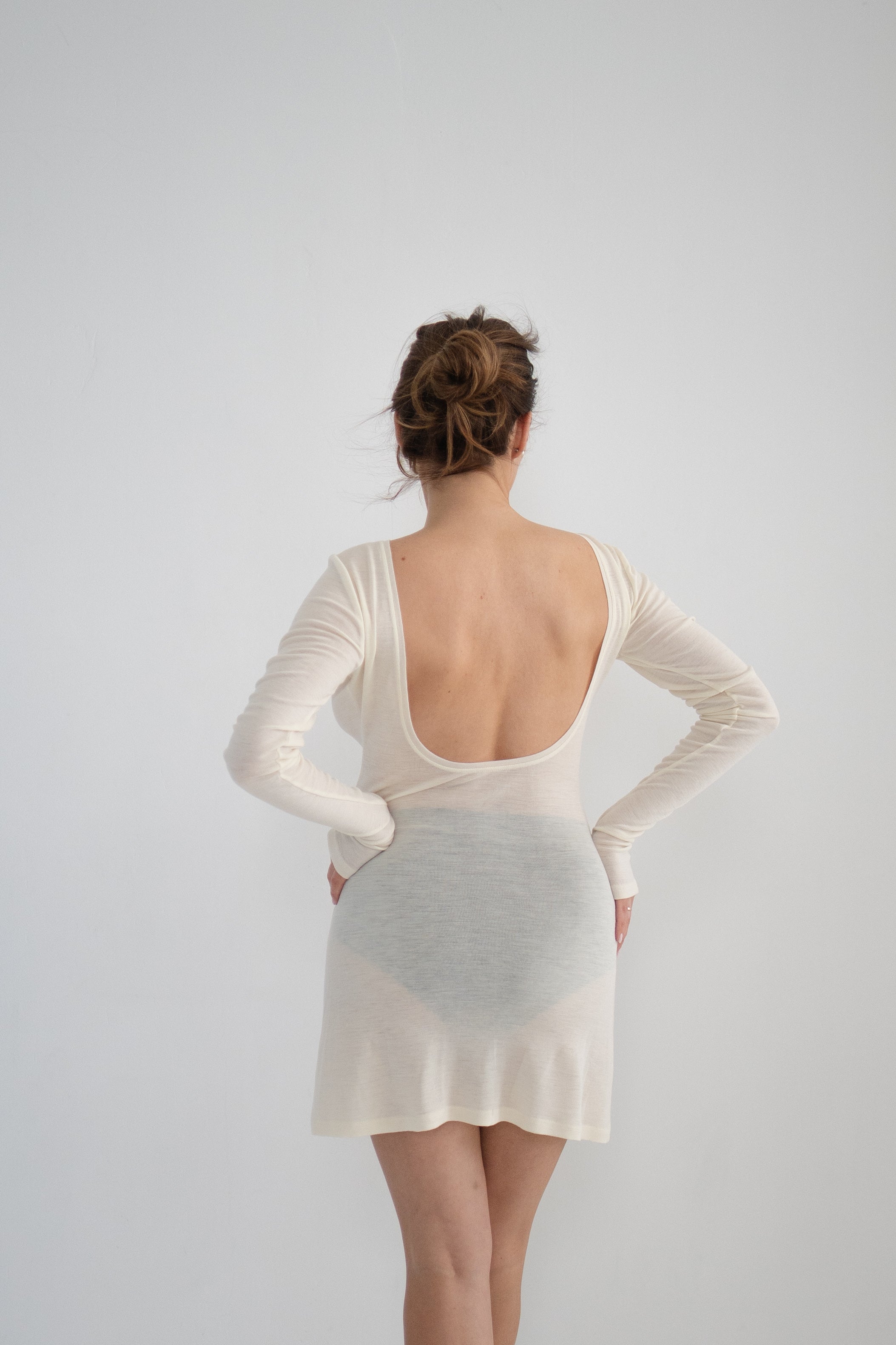 Merino mini kleita ar izgriezumu uz muguras