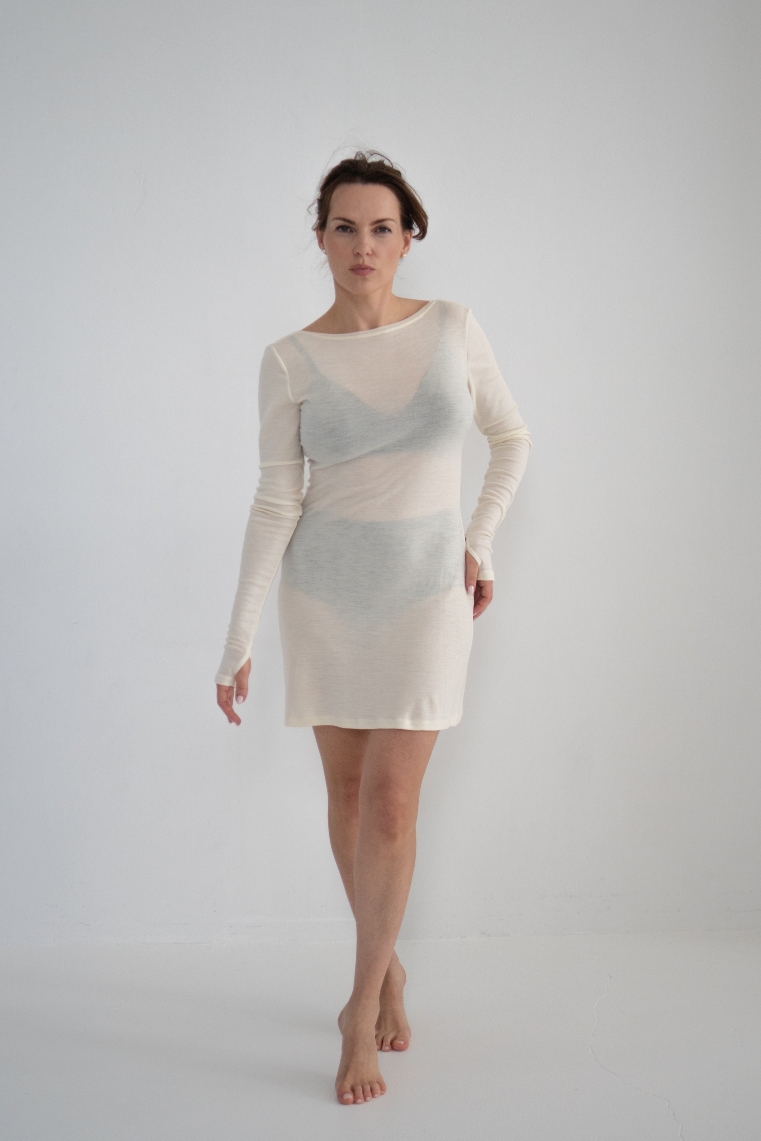 Merino mini kleita ar izgriezumu uz muguras