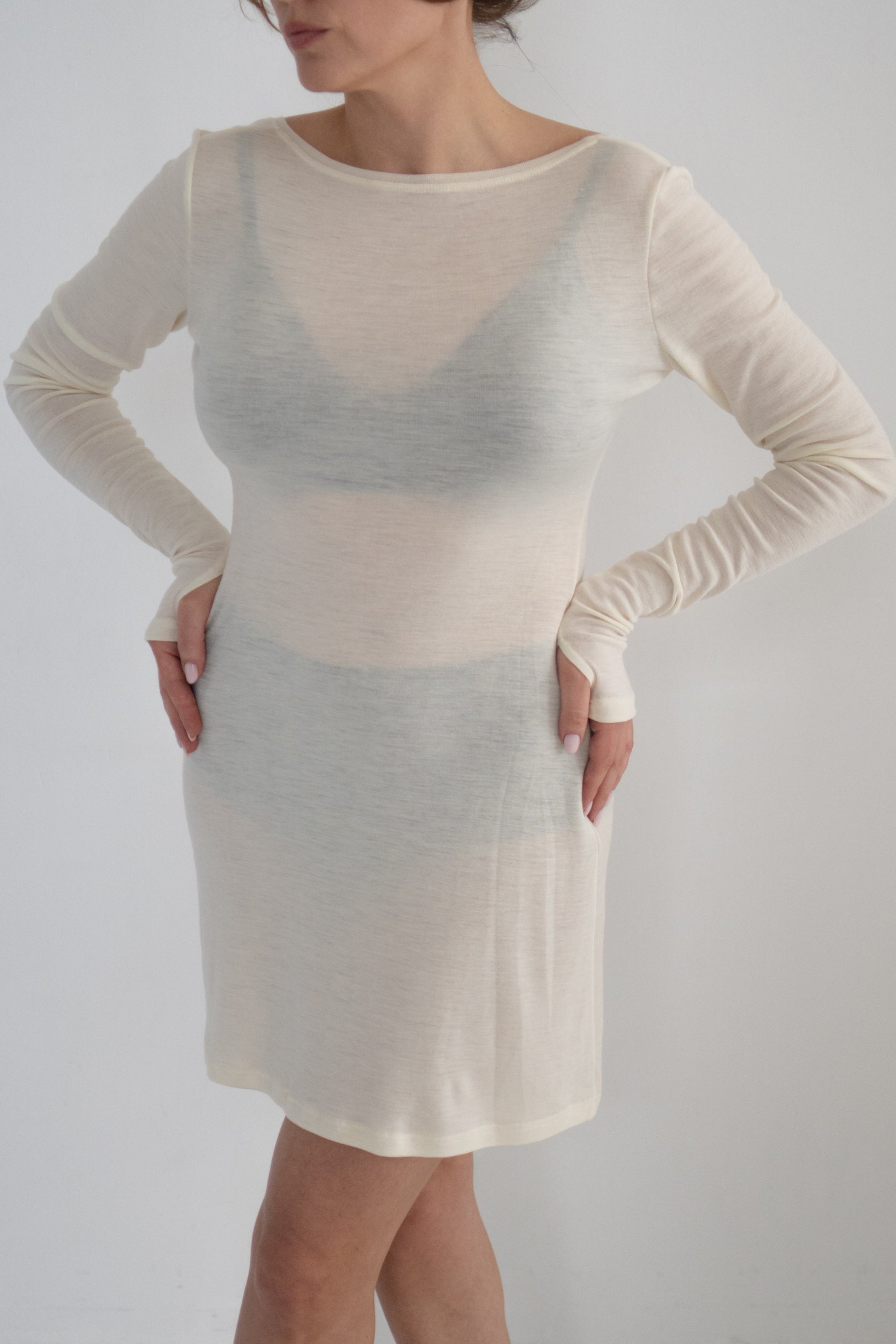 Merino mini kleita ar izgriezumu uz muguras