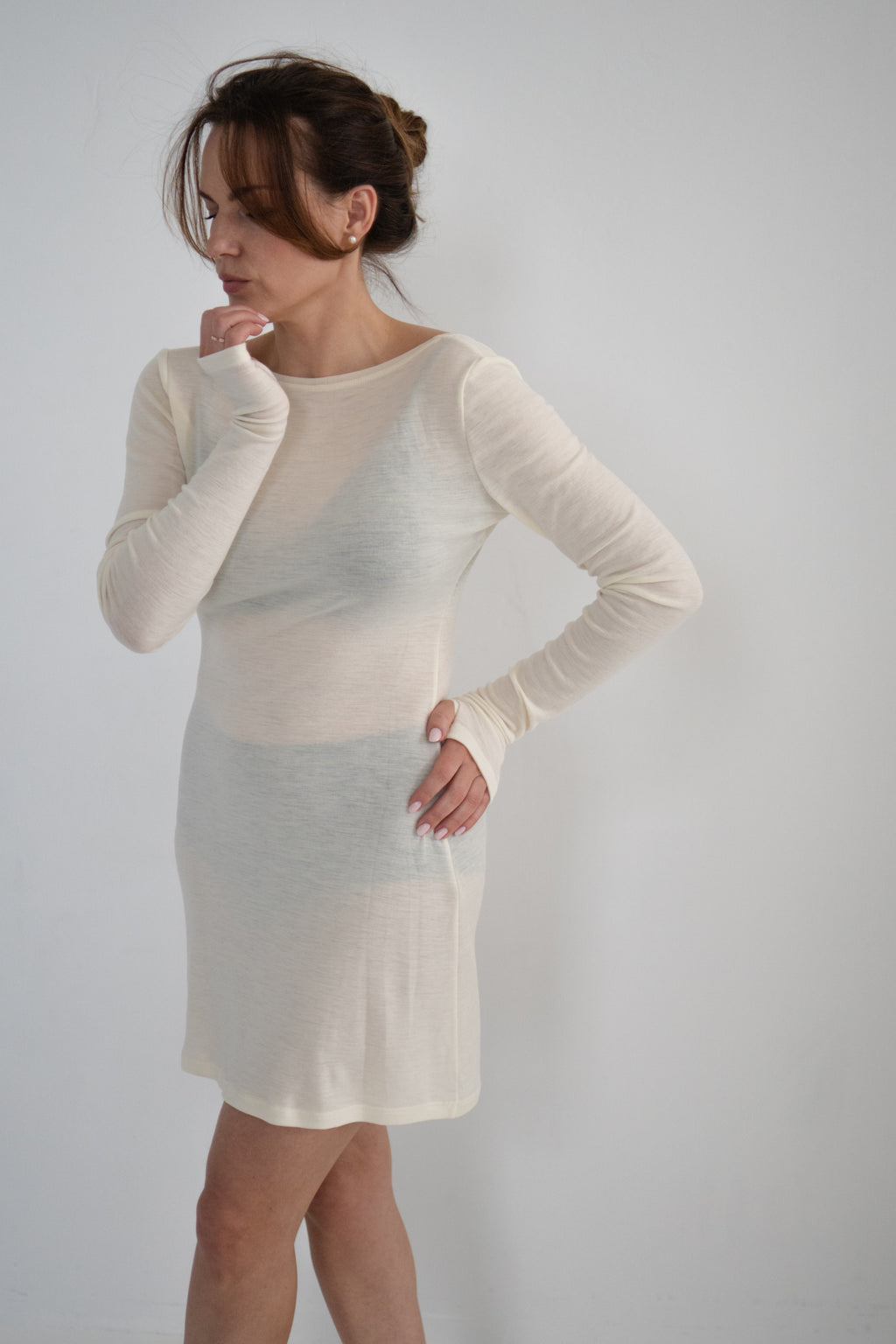 Merino mini kleita ar izgriezumu uz muguras