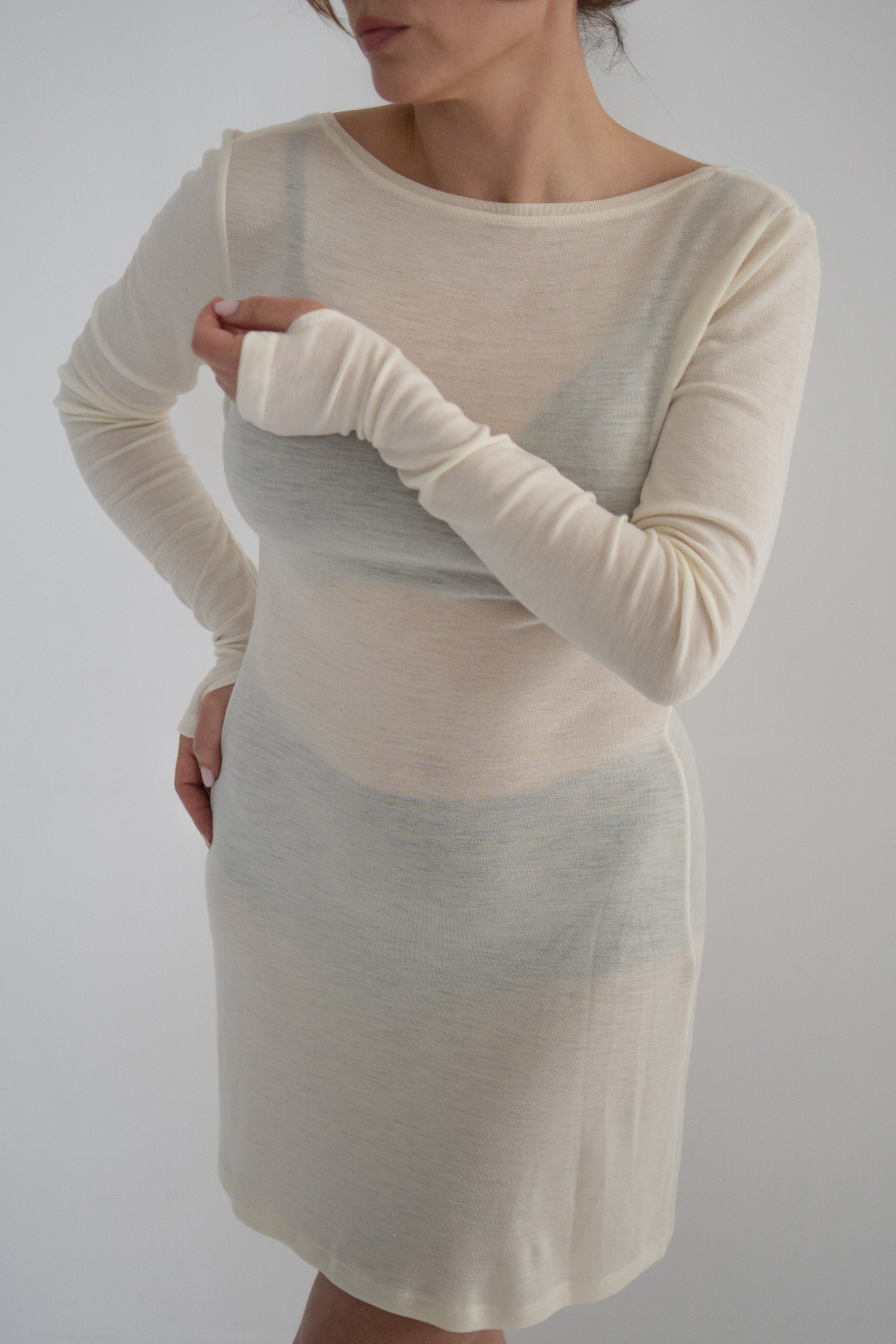 Merino mini kleita ar izgriezumu uz muguras