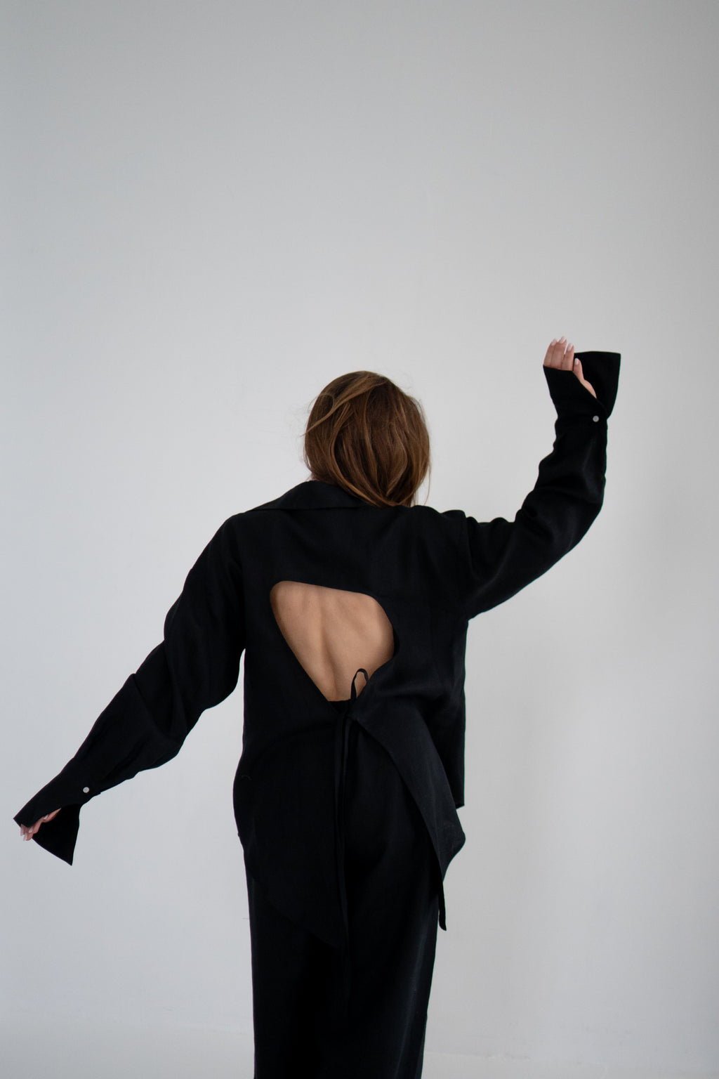 ODA lina krekls ar izgriezumu uz muguras