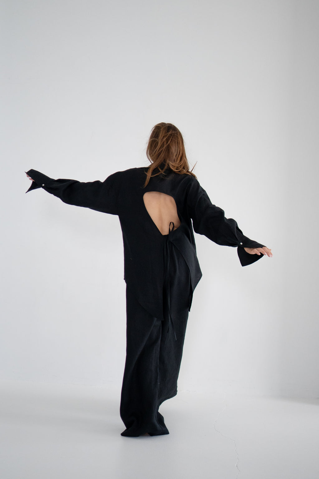 ODA lina krekls ar izgriezumu uz muguras