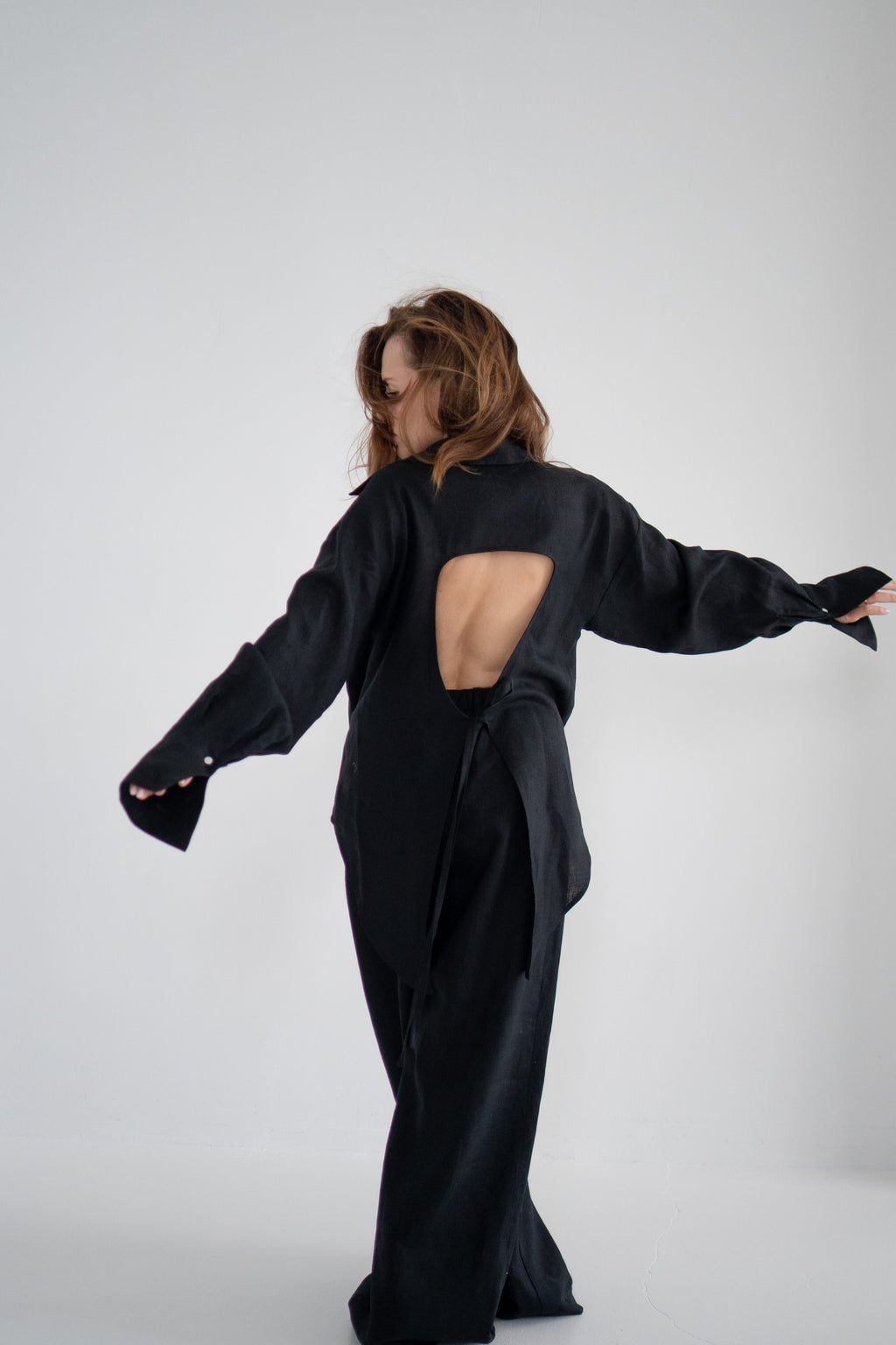 ODA lina krekls ar izgriezumu uz muguras