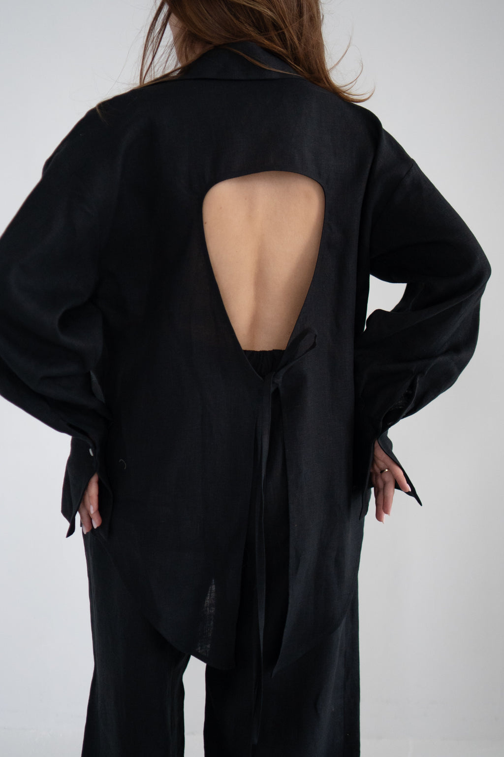 ODA lina krekls ar izgriezumu uz muguras