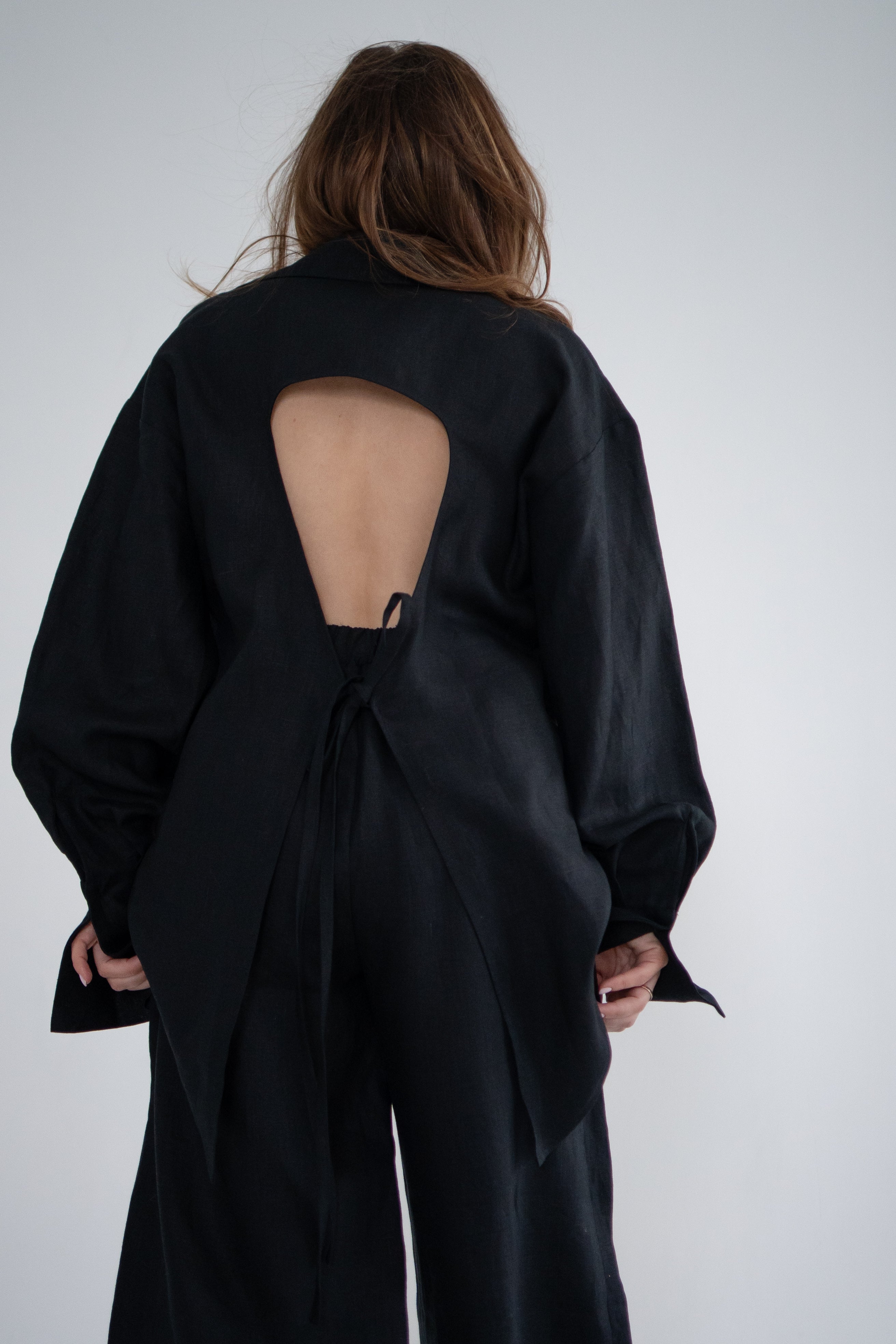 ODA lina krekls ar izgriezumu uz muguras